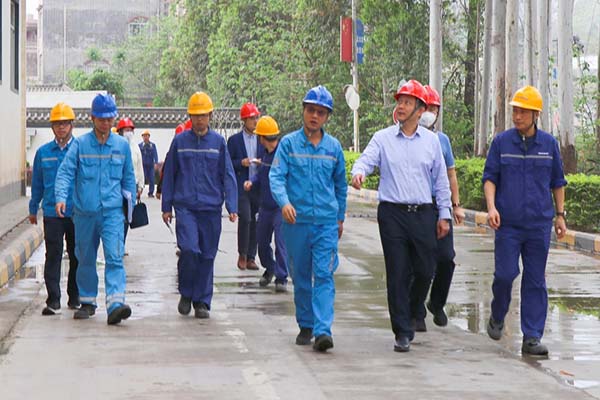 玉林市生態環境局局長李春雨到興業海螺環保調研指導工作