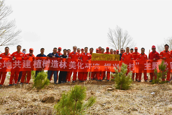 邦達環保與長慶油田第六采油廠聯合開展“企地共建 植樹造林 美化環境 振興鄉村”的植樹主題黨日活動